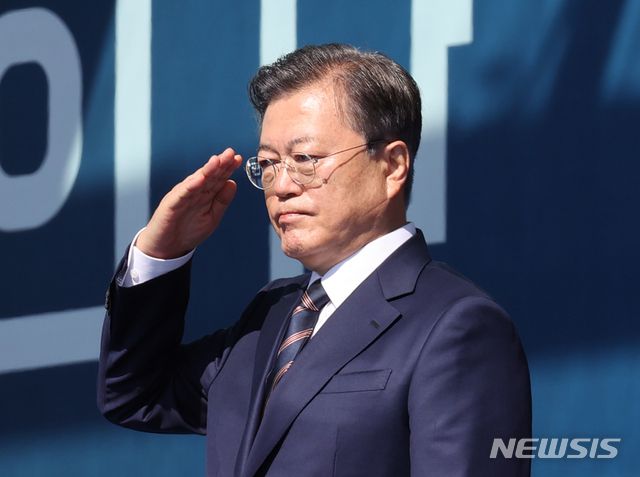 문재인 대통령이 25일 오전 경기도 이천시 육군 특수전사령부에서 열린 제72주년 국군의 날 기념식에 참석, 장병들의 경례를 받고 있다. /사진=뉴시스.