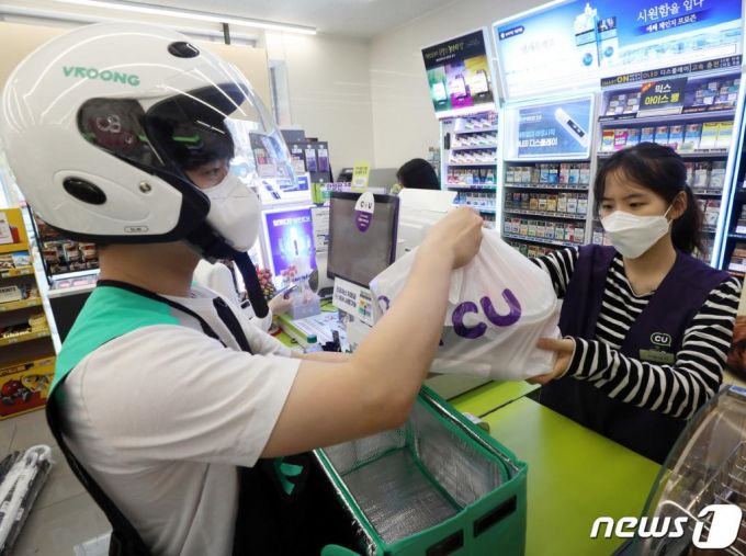서울 강남구 CU 역삼점에서 편의점 직원이 배달원에게 배달품을 전달하고 있다. /사진=뉴스1