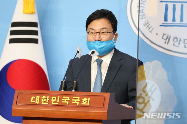 [서울=뉴시스 김진아 = 이스타항공 임직원 대량해고 사태 책임자로 지목돼 당 윤리감찰단 조사를 받던 이상직 더불어민주당 의원이 24일 오후 국회 소통관에서 탈당 기자회견을 하고 있다. (공동취재사진) 2020.09.24.    photo@newsis.com