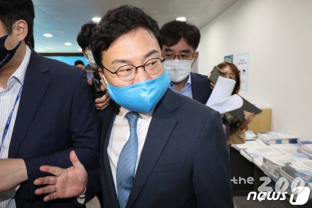 (서울=뉴스1) 박세연 기자 = 이스타항공 창업주인 이상직 더불어민주당 의원이 24일 오후 국회 소통관에서 탈당 기자회견을 마친 뒤 이동하고 있다. 2020.9.24/뉴스1