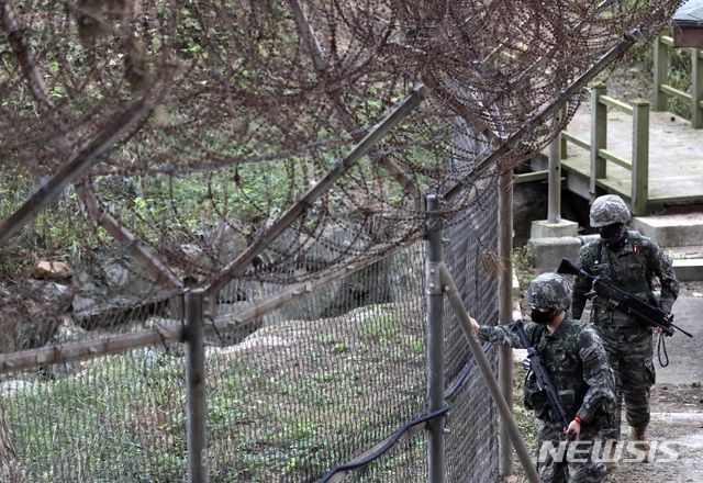 피격 해안이 보이는 연평도 해안 [연평도=뉴시스 최진석 기자 = 문재인 대통령이 군은 경계태세 강화 시지가 내려진 25일 오전 인천시 옹진군 연평도에서 해병대 장병들이 해안경계를 하고 있다. 2020.09.25.   myjs@newsis.com