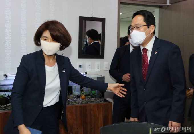 [서울=뉴시스] 김진아 = 한정애 더불어민주당 정책위의장이 24일 서울 여의도 국회 의원회관 사무실에서 최대집 대한의사협회장을 면담하고 있다.  (공동취재사진) 2020.09.24.    photo@newsis.com