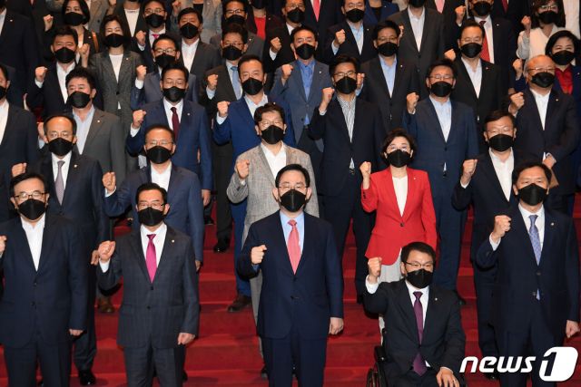 주호영 원내대표를 비롯한 국민의힘 의원들이 지난 24일 오후 서울 여의도 국회 로텐더홀 계단에서 열린 북한 총격 사망 사건 관련 규탄대회에서 구호를 외치고 있다. /사진=뉴스1.