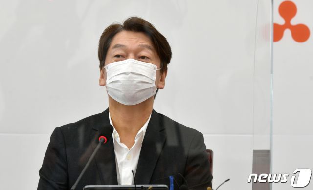 안철수 국민의당 대표가 24일 서울 여의도 국회에서 열린 최고위원회의에서 모두발언을 하고 있다. /사진=뉴스1.