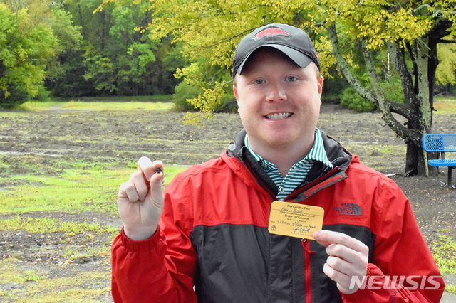 7일(현지시간) 미국 아칸소주 다이아몬드 주립공원(Crater of Diamonds State Park)에서 은행 매니저 케빈 키나드(33)가 자신이 채굴한 9.07캐럿의 다이아몬드를 든 채 웃고 있다. 사진은 23일 공원 측이 제공했다. 2020.09.25.뉴시스