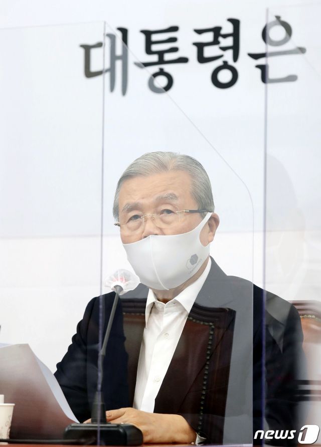 김종인 국민의힘 비상대책위원장이 25일 오전 서울 여의도 국회에서 열린 비상대책위원-외교안보특위위원 긴급간담회에서 북한의 해양수산부 공무원 피격 사건에 대해 성명발표를 하고 있다. /사진=뉴스1.