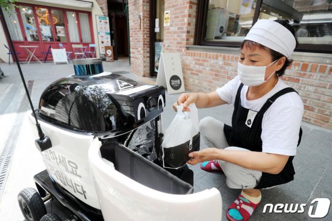 지난 8월20일 오후 경기도 수원시 영통구 앨리웨이 광교에서 실외 자율주행 배달 로봇 '딜리드라이브'가 음식을 배달하고 있다. /사진=뉴스1