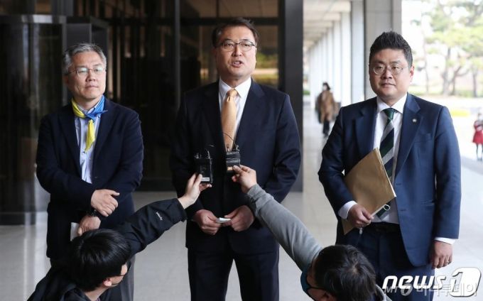 최강욱 열린민주당 대표(왼쪽부터), 황희석 변호사, 조대진 변호사가 지난 4월7일 오후 서울 서초구 서울중앙지방검찰청 앞에서 통장 잔고 증명서 위조 혐의 등으로 기소된 윤석열 검찰총장의 장모 최모 씨와 윤 총장의 부인 김건희 씨에 대한 고발장을 접수하기 전 취재진 앞에서 입장을 밝히고 있다./사진=뉴스1