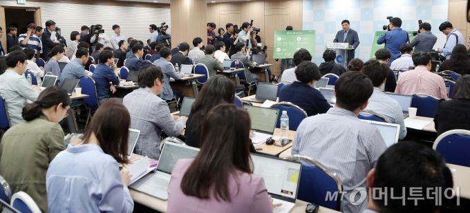 셀트리온 서정진 회장이 16일 오전 인천시청에서 열린 '셀트리온그룹 비전 2030 발표' 기자간담회에 참석해 주요 계획을 발표하고 있다. / 사진=김창현 기자 chmt@