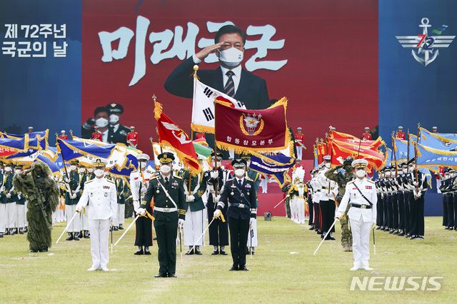 [이천=뉴시스추상철 기자 = 문재인 대통령이 25일 오전 경기도 이천시 육군 특수전사령부에서 열린 제72주년 국군의 날 기념식에 참석, 특수전요원들의 특공무술 시범을 관람한 뒤 경례를 하고 있다. 2020.09.25.  scchoo@newsis.com