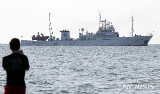[연평도=뉴시스] 최진석 기자 = 피격 공무원 탑승했던 어업지도선 무궁화 10호가 26일 오전 인천 옹진군 연평도 부근 해상에서 귀항을 위해 이동하고 있다. 2020.09.26.   myjs@newsis.com