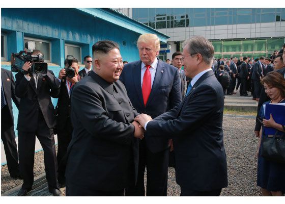 김정은 국무위원장을 환송하는 문재인 대통령 /사진=뉴시스