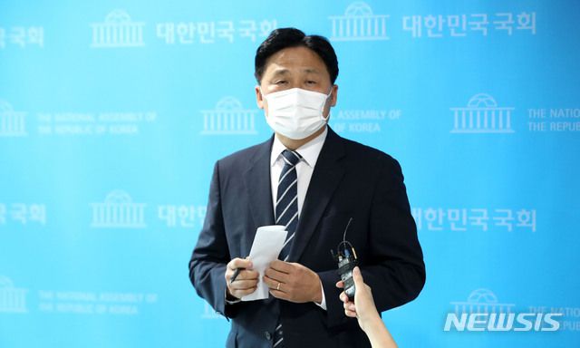 [서울=뉴시스]김선웅 기자 = 김영진 더불어민주당 원내수석부대표가 27일 오후 서울 여의도 국회에서 북한의 서해상 우리 공무원 피습 사건 및 국민의힘의 장외 1인시위 관련 입장을 말하고 있다. 2020.09.27.   mangusta@newsis.com