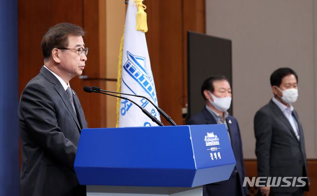 [서울=뉴시스]추상철 기자 = 서훈 국가안보실장이 25일 청와대 춘추관 대브리핑 룸에서 문재인 대통령과 김정은 국무위원장의 친서 관련 브리핑을 하고 있다. 2020.09.25.  scchoo@newsis.com