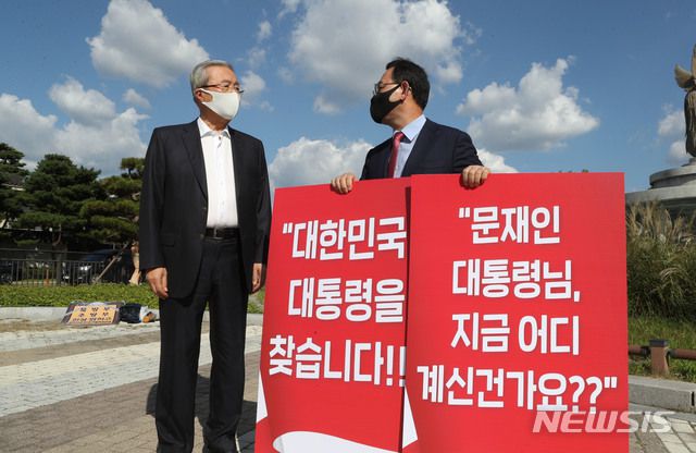 [서울=뉴시스 고승민 기자 = 김종인 국민의힘 비상대책위원장이 27일 서울 청와대 분수대 앞에서 '북한의 우리 국민 살해 만행 진상조사 요구' 1인시위에 나선 주호영 원내대표를 격려하고 있다. 2020.09.27.  photo@newsis.com