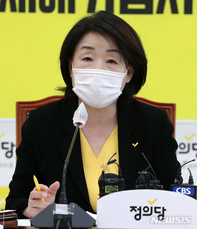 [서울=뉴시스]김선웅 기자 = 심상정 정의당 대표가 24일 오전 서울 여의도 국회에서 열린 퇴임 기자회견에서 인사말을 하고 있다. (공동취재사진) 2020.09.24.   photo@newsis.com