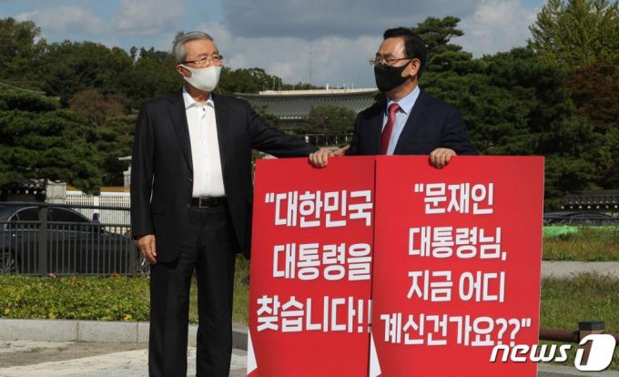 국민의힘 김종인 비대위원장이 지난 27일 오후 청와대 분수대 앞에서 북한의 해수부 공무원 피격 사망사건 진상조사 요구 1인 시위에 나선 주호영 원내대표 찾아가 격려하고 있다./사진=뉴스1