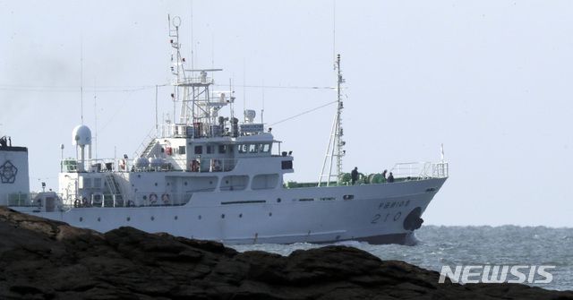 [연평도=뉴시스] 최진석 기자 = 피격 공무원 탑승했던 어업지도선 무궁화 10호가 26일 오전 인천 옹진군 연평도 부근 해상에서 귀항을 위해 이동하고 있다. 2020.09.26.   myjs@newsis.com