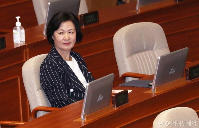 추미애 법무부 장관이 30일 오후 서울 여의도 국회에서 열린 본회의에 참석해 의원들을 바라보고 있다. / 사진=김휘선 기자 hwijpg@