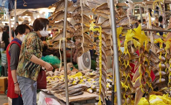 추석 연휴를 이틀 앞둔 28일 오후 서울 동대문구 경동시장을 찾은 시민들이 제수용품을 미리 구입하고 있다. / 사진=김휘선 기자 hwijpg@