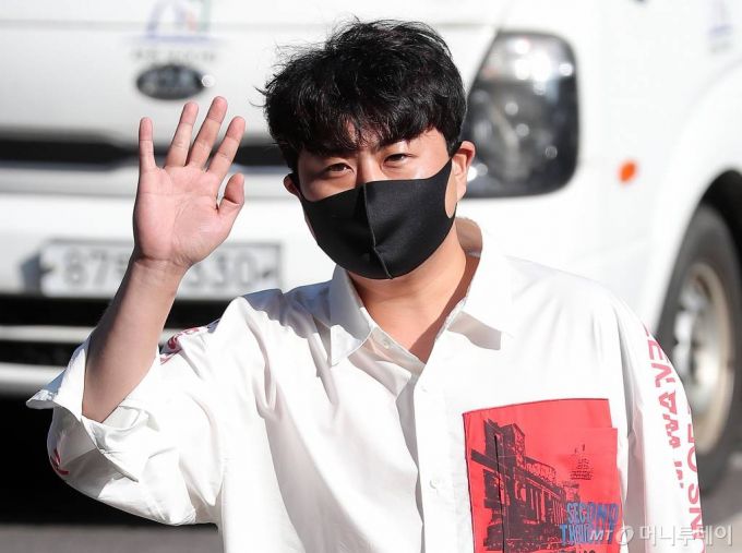 미스터트롯 출신 가수 김호중이 10일 오전 서울 서초구청 산하 복지시설에서 사회복무요원 근무를 위해 출근하고 있다.김호중은 당초 지난 6월 입대 예정이었지만, 입영을 연기하고 병역판정검사 재검을 받았다. 이후 재검에서 불안정성 대관절로 4급 판정을 받아 사회복무요원으로 복무하게 됐다. / 사진=김창현 기자 chmt@