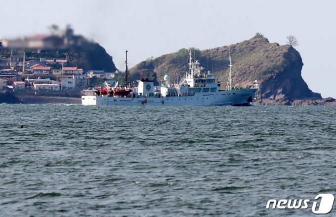 (연평도=뉴스1) 구윤성 기자 = 북한 해상에서 총격을 맞고 숨진 해양수산부 서해어업관리단 공무원이 탑승했던 어업지도선 ‘무궁화 10호’가 26일 오전 인천 옹진군 소연평도를 지나 전남 목포항으로 향하고 있다. 2020.9.26/뉴스1