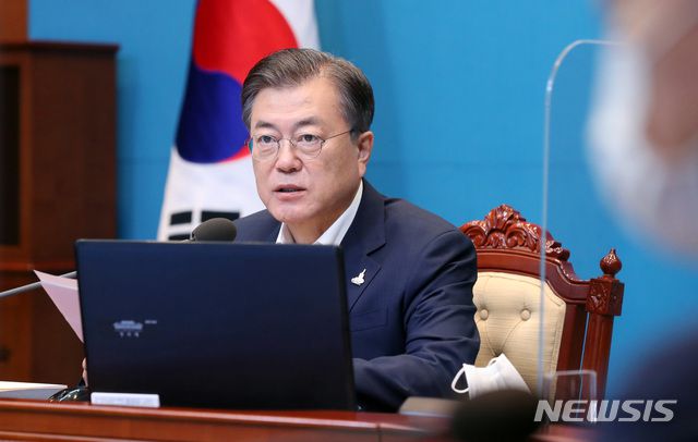 [서울=뉴시스]박영태 기자 = 문재인 대통령이 28일 오후 청와대 여민관에서 열린 수석·보좌관회의에 참석해 모두발언을 하고 있다. 2020.09.28.  since1999@newsis.com