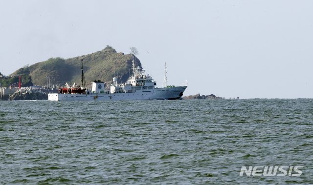 [연평도=뉴시스 최진석 기자 = 피격 공무원 탑승했던 어업지도선 무궁화 10호가 26일 오전 인천 옹진군 연평도 부근 해상에서 귀항을 위해 이동하고 있다. 2020.09.26.   myjs@newsis.com