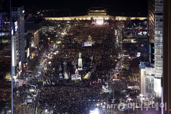 박근혜 대통령 탄핵소추안 가결되고 하루 뒤인 10일 오후 시민들이 서울 광화문광장에서 모여 촛불집회를 하고 있다.2016.12.10/뉴스1