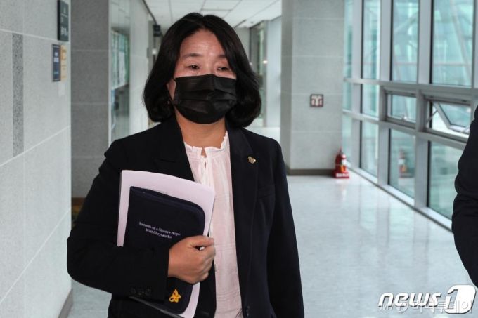 (서울=뉴스1) 성동훈 기자 = 보조금관리법 위반·준사기 등 혐의로 불구속 기소된 윤미향 더불어민주당 의원이 15일 오전 서울 여의도 국회 의원회관을 나서고 있다. 2020.9.15/뉴스1