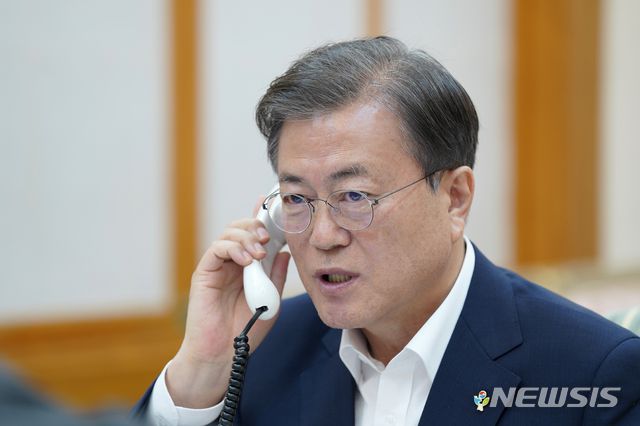 [서울=뉴시스] 문재인 대통령이 지난 6월1일 청와대 관저에서 도널드 트럼프 미국 대통령과 통화하고 있다. (사진=청와대 제공) 2020.06.01.   photo@newsis.com