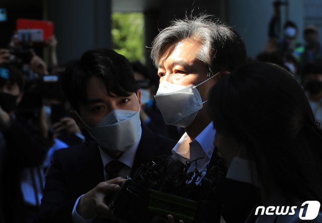 자녀 입시 비리와 감찰 무마 의혹 등으로 재판에 넘겨진 조국 전 법무부 장관이 올해 5월 8일 오전 서울 서초구 서울중앙지방법원에서 열리는 첫 정식재판에 출석하고 있다. /사진=뉴스1.