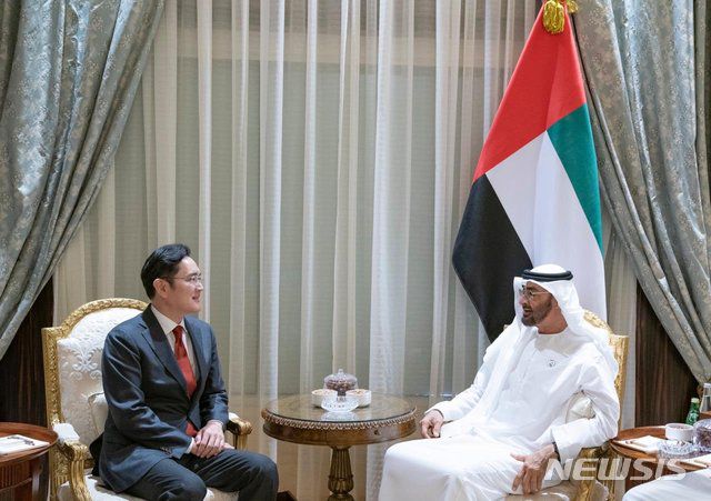 이재용 삼성전자 부회장이 2019년 2월11일 아랍에미리트(UAE) 아부다비에서 모하메드 빈 자이드 알 나흐얀 아부다비 왕세제를 만나 5G, 정보기술(IT) 미래사업 분야에서의 한국과 UAE 기업 간 협력 확대 방안 등을 논의했다. /사진 =모하메드 빈 자이드 알 나흐얀 아부다비 왕세제 SNS 갈무리