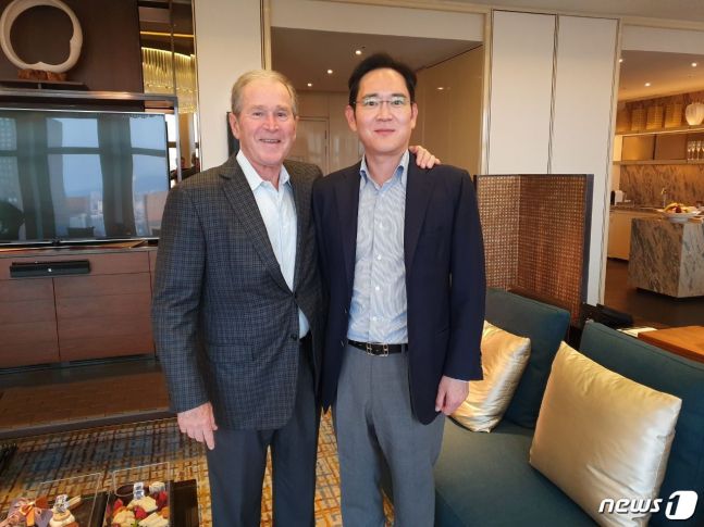 이재용 삼성전자 부회장이 2019년 5월22일 서울 광화문 한 호텔에서 방한 중인 조지 부시 전 미국 대통령과 단독면담을 했다. /사진제공=삼성전자