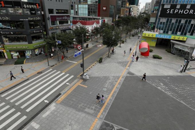 주요 대학들이 비대면 2학기 개강을 한 지난 1일 서울 서대문구 신촌 대학가 일대가 한산한 모습을 보이고 있다./사진=뉴시스