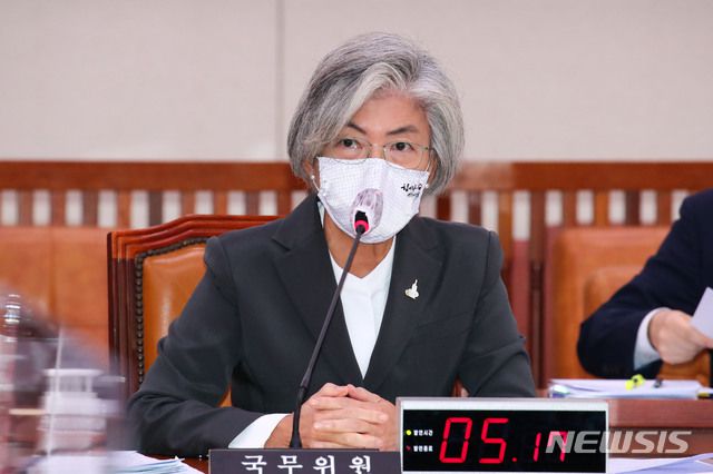 [서울=뉴시스최동준 기자 = 강경화 외교부 장관이 28일 오전 국회에서 열린 외교통일위원회 전체회의에서 의원들의 질문에 답변하고 있다. (공동취재사진) 2020.09.28.   photo@newsis.com