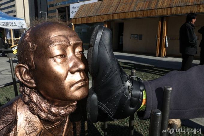 울=뉴스1) 성동훈 기자 = 12·12 군사반란 40주년인 12일 오후 서울 광화문광장 앞에서 5.18 관련 시민단체 회원들이 전두환 전 대통령 구속 수사를 촉구하며 조형물 앞에서 퍼포먼스를 하고 있다. 2019.12.12/뉴스1 / 사진제공=뉴스1