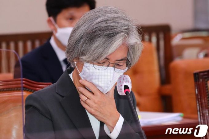 강경화 외교부 장관이 28일 오전 서울 여의도 국회에서 열린 외교통일위원회 전체회의에서 생각에 잠겨 있다./사진=뉴스1