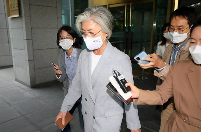 배우자의 해외여행으로 구설수에 오른 강경화 외교부 장관이 4일 오후 서울 종로구 외교부청사를 나서며 취재진의 질문에 답하고 있다. /사진=뉴시스