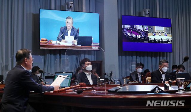 [서울=뉴시스추상철 기자 =문재인 대통령이 6일 오전 청와대 여민관에서 영상으로 열린 제51회 국무회의를 주재하고 있다. 2020.10.06.  scchoo@newsis.com