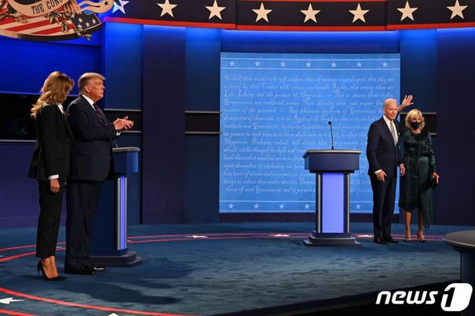 도널드 트럼프 미국 대통령의 부인 멜라니아 여사와 조 바이든 민주당 대선 후보의 부인 질 바이드 여사가 지난달 29일 (현지시간) 오하이오주 클리블랜드의 케이스 리저브 웨스턴 대학에서 열린 트럼프 대통령과 바이든 후보의 첫 대선 TV토론이 끝난 뒤 무대에 올라 있다.  /사진=AFP=뉴스1