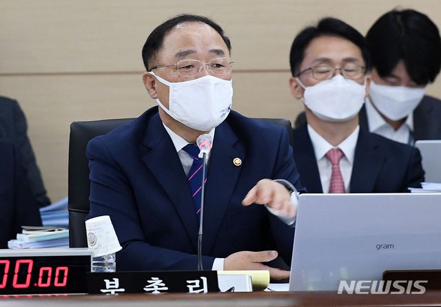 홍남기 경제부총리 겸 기획재정부 장관이 7일 정부세종청사에서 열린 국회 기획재정위원회의 기획재정부에 대한 국정감사에서 의원 질의에 답변하고 있다. / 사진제공=뉴시스
