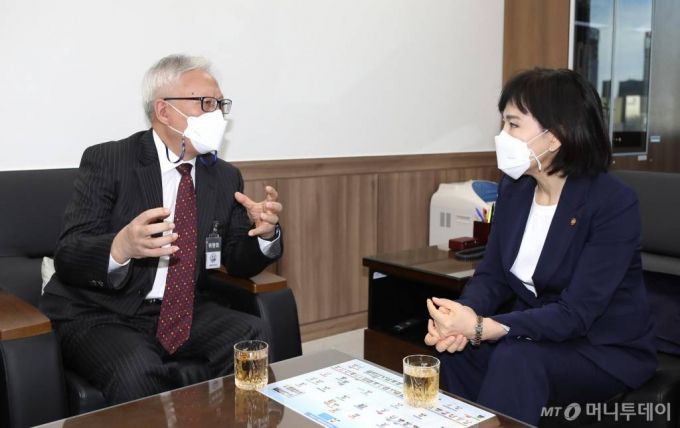 [서울=뉴시스]전현희 국민권익위원장이 7일 서울 종로구 정부서울청사에서 이윤성 한국보건의료인국가시험원 원장을 접견, 대화를 나누고 있다. (사진=국민권익위원회 제공) 2020.10.07.   photo@newsis.com
