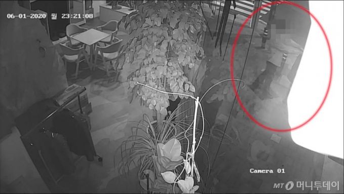 지난 6월1일 부산 부산진구의 한 횡단보도 앞에서 부산지검 소속 현직 부장검사인 A씨가 한 여성의 뒤에서 양 손을 뻗어 여성의 어깨를 만지는 모습이 담긴 CCTV영상이 5일 공개됐다. A씨는 강제추행 혐의로 경찰에 현행범으로 체포됐다. (영상=시민 제공)/사진=뉴시스