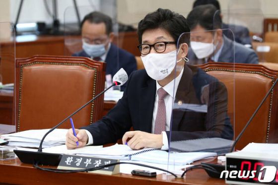 조명래 환경부 장관이 7일 오전 서울 여의도 국회에서 열린 환경노동위원회의 환경부에 대한 국정감사에 출석해 의원들 질의에 답변하고 있다./사진=서울 뉴스1