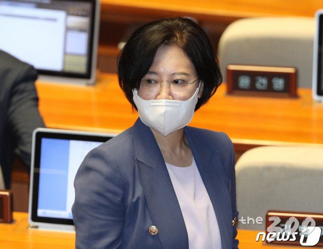 (서울=뉴스1) 신웅수 기자 = 이수진 더불어민주당 의원이 5일 오전 서울 여의도 국회에서 열린 제21대 국회 첫 본회의에 참석해 있다. 2020.6.5/뉴스1