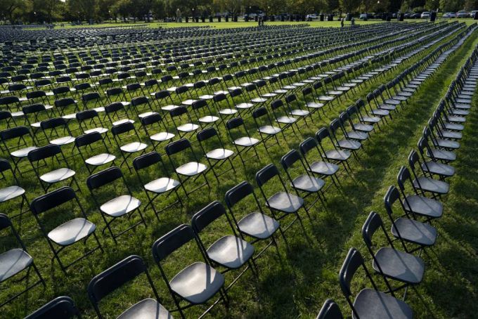 지난 4일(현지시간) 백악관 외곽 일립스 공원에 코로나19로 숨진 20만여 명을 상징하는 빈 의자 2만 개가 놓여 있다./사진=[워싱턴=신화/뉴시스]