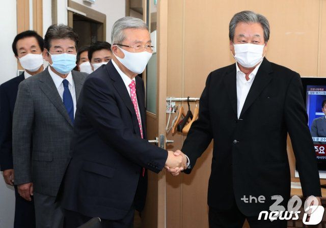 (서울=뉴스1) 박세연 기자 = 김종인 국민의힘 비대위원장이 8일 오후 서울 마포구에서 열린 더 좋은 세상으로 포럼(마포 포럼) 초청 강연에 앞서 김무성 전 의원과 인사하고 있다. 김 위원장은 '보수정당, 어떻게 재집권할 것인가'를 주제로 강연했다. 2020.10.8/뉴스1