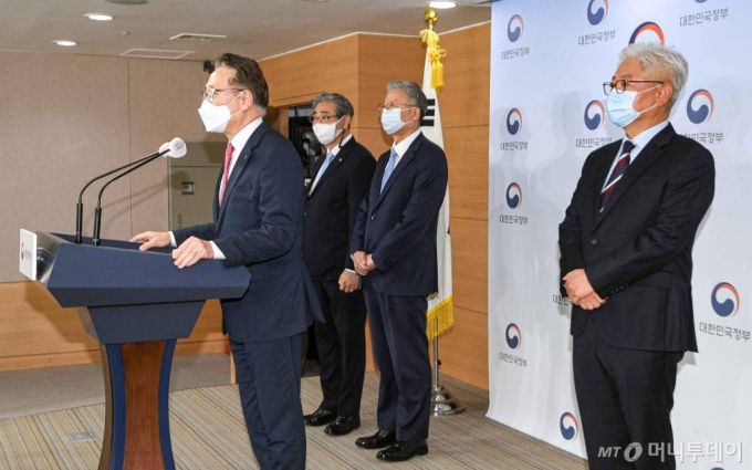 김연수 서울대병원장, 윤동섭 연세대의료원장, 김영훈 고려대의료원장, 김영모 인하대의료원장 등 주요대학병원장이 8일 서울 종로구 정부서울청사에서 의과대학 본과 4학년생들의 의사 국가고시 미응시 문제와 관련해 사과 성명을 발표하고 있다. / 사진=김휘선 기자 hwijpg@