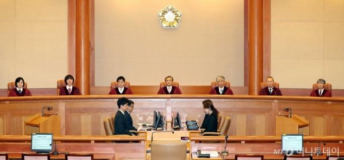유남석 헌재소장 등 헌법재판관이 지난해 4월 11일 오후 서울 재동 헌법재판소 대심판정에 앉아있다. / 사진=홍봉진 기자